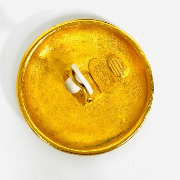 1993 Vintage Chanel CC LOGO Hammered Gold Plated Clip on Earrings - Picture 12 of 16